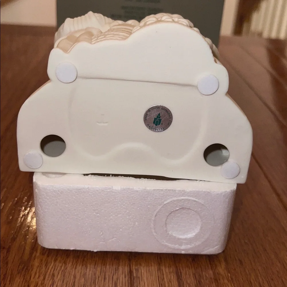 NEW IN BOX PartyLite Village Carolers White Porcelain Tea-light Candle Holder